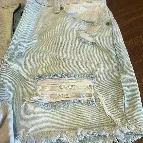 Mudd Women’s Hi-Rise Midi Flx Stretch light blue denim distressed shorts Size 5 - Picture 5 of 9